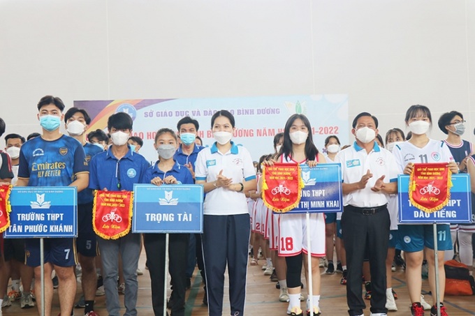 Lãnh đạo Sở GD&ĐT tỉnh Bình Dương trao cờ và chụp ảnh lưu niệm cùng các vận động viên.