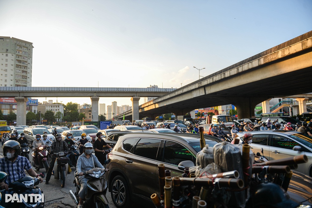 Giao thông hỗn loạn vì lô cốt trên đường Nguyễn Trãi - 6 Giao thông hỗn loạn vì lô cốt trên đường Nguyễn Trãi - 6