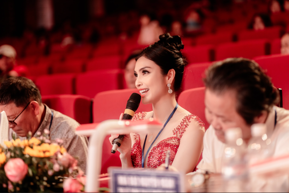 MC Kim Huyền Sâm quyến rũ ở hàng ghế giám khảo - 2 MC Kim Huyền Sâm quyến rũ ở hàng ghế giám khảo - 2