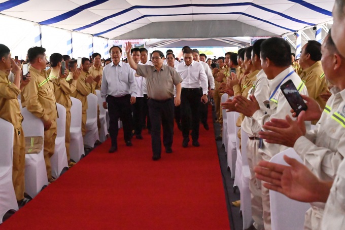 Thủ tướng Chính phủ Phạm Minh Chính vẫy tay chào hàng ngàn công nhân xây dựng công trình đường cao tốc tham dự lễ