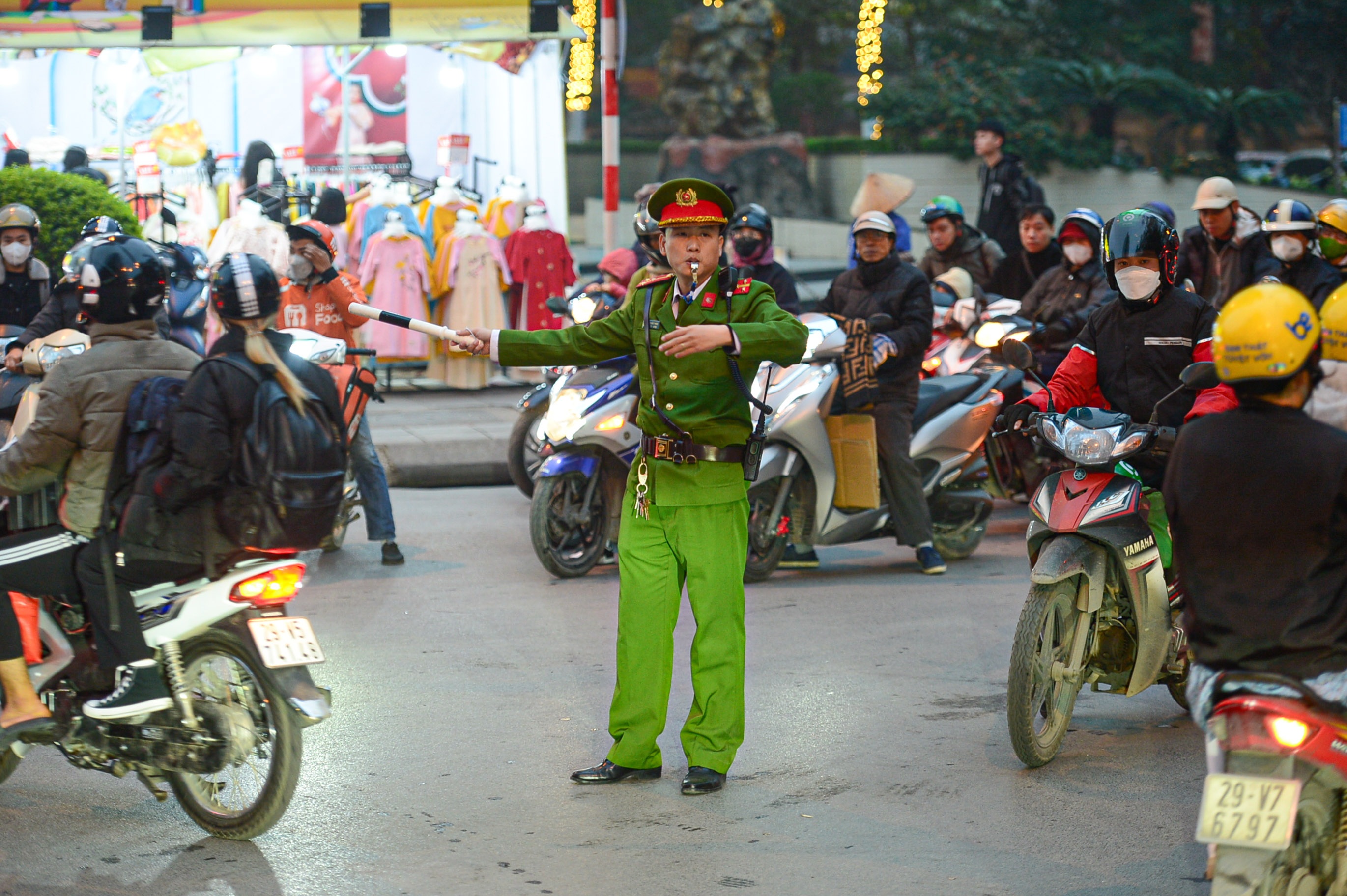 duong-pho-ha-noi-ngop-tho-tu-sang-den-toi-dip-can-tet-13.jpg