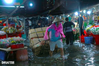 Tiểu thương chợ nông sản lớn nhất TPHCM oằn mình chống chọi triều cường