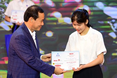 Trao học bổng tiếp sức đến đường cho tân sinh viên 5 tỉnh Tây Nguyên