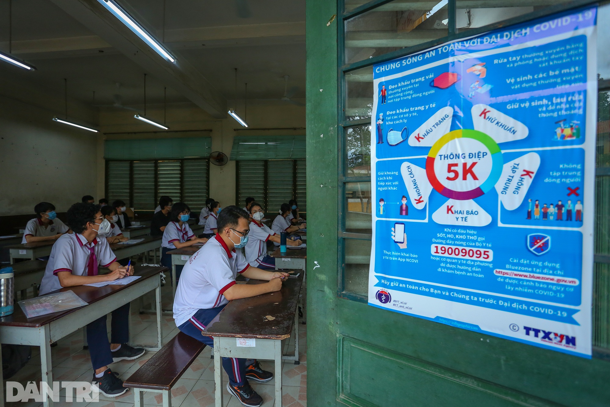 Thí sinh thi tốt nghiệp ở TPHCM được phát kính chống giọt bắn phòng Covid - 8 Thí sinh thi tốt nghiệp ở TPHCM được phát kính chống giọt bắn phòng Covid - 8