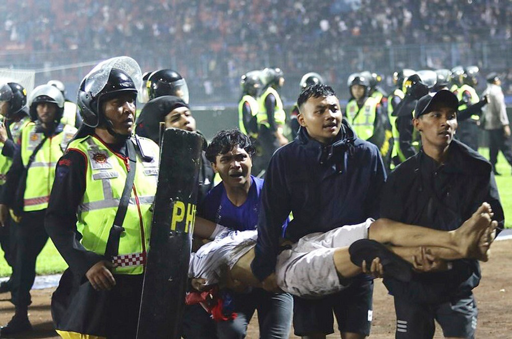 Số người chết tăng cao sau sự cố ở Indonesia, VFF gửi lời chia buồn - 1 Số người chết tăng cao sau sự cố ở Indonesia, VFF gửi lời chia buồn - 1