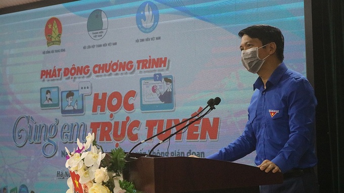 Phát động chương trình &quot;Cùng em học trực tuyến&quot; hỗ trợ học sinh khó khăn - Ảnh 1.