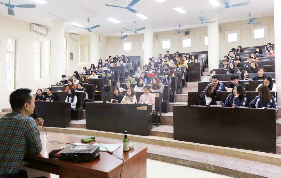 Những sinh viên đầu tiên trở lại trường sau kỳ nghỉ vì covid-19 - 21