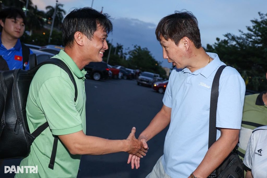 キム・サンシク監督:「SEA Games 33に向けたプランを研究する」 - 2 HLV Kim Sang Sik: “Tôi sẽ nghiên cứu phương án cho SEA Games 33” - 2