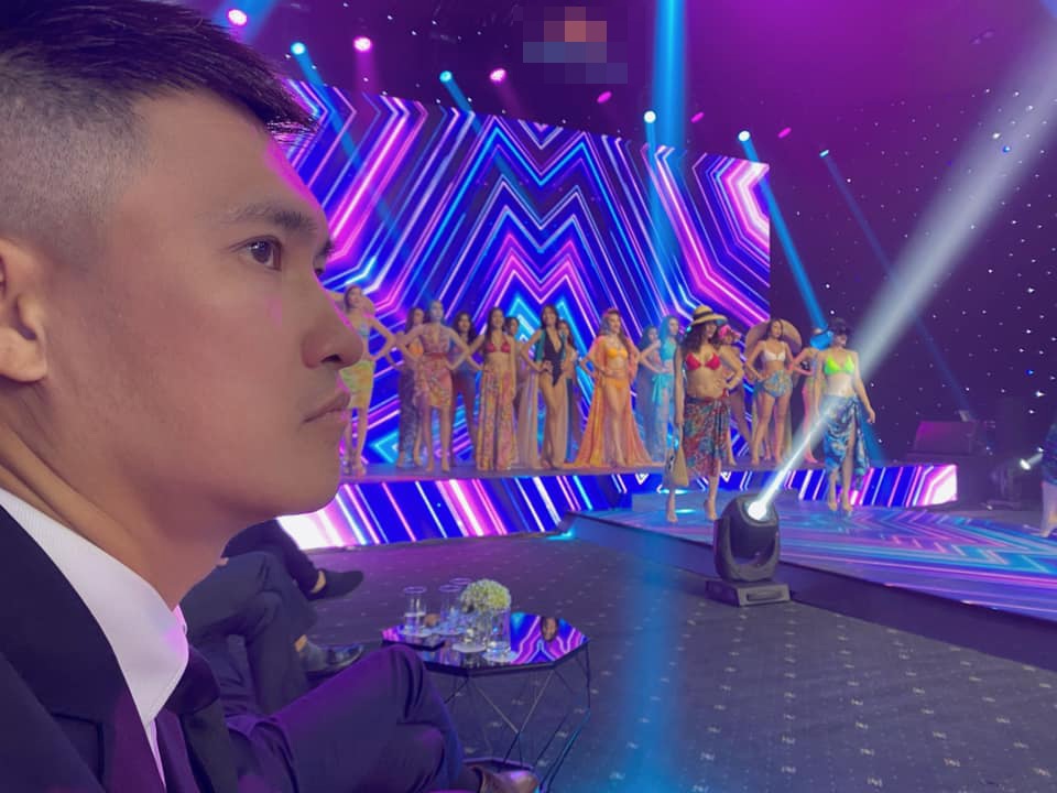 Biểu cảm đáng yêu của Công Vinh khi cùng Thủy Tiên xem trình diễn bikini - 2 Biểu cảm đáng yêu của Công Vinh khi cùng Thủy Tiên xem trình diễn bikini - 2