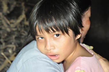 Xót thương hai mẹ con khiếm thị ôm nhau khóc cầu xin sự giúp đỡ