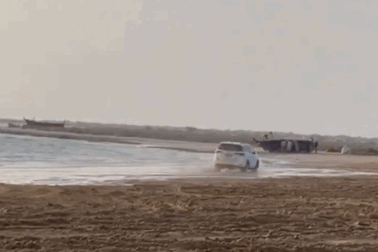 Drift trên bãi biển, xe Fortuner ngã lăn kềnh