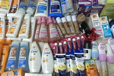 Dân buôn ồ ạt xả, thanh lý hàng xách tay giá siêu rẻ trước lệnh xử phạt mới