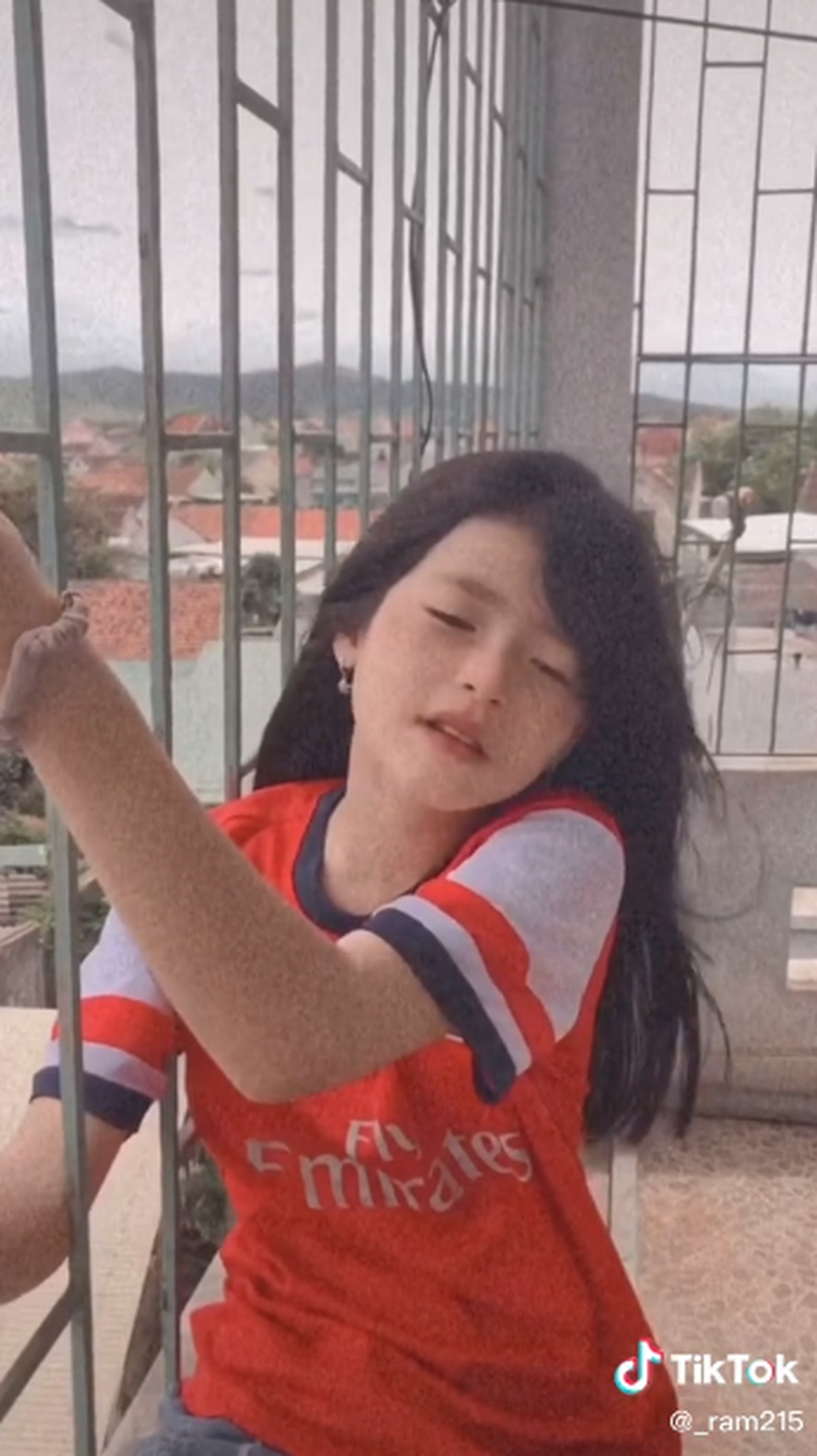 Bé gái xứ Nghệ bỗng nổi như cồn với clip làm nũng anh trai - 1 Bé gái xứ Nghệ bỗng nổi như cồn với clip làm nũng anh trai - 1
