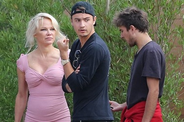 Con trai “quả bom sex” Pamela Anderson càng lớn càng điển trai