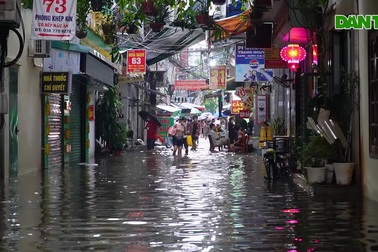 Hà Nội: Bệnh nhân ung thư "sống mòn" trong phòng trọ 4m2 ngập sát giường