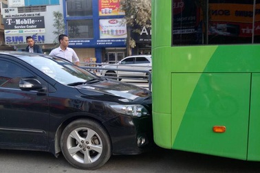 Xe biển xanh lấn làn, “húc” đuôi xe buýt nhanh