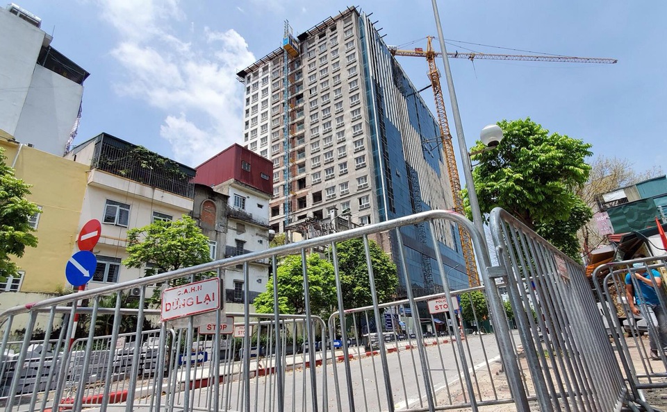 Hà Nội cắt mái bê tông tầng 18 tòa nhà 8B Lê Trực - 1