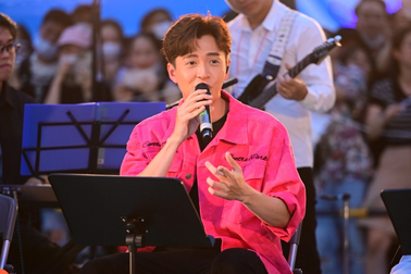 Ngô Kiến Huy hát hit của Đan Trường tại Nhật Bản khiến khán giả xúc động