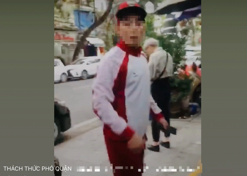 Mâu thuẫn chỗ đỗ ô tô ở Hà Nội, người đàn ông thách gọi lãnh đạo quận - 1 Mâu thuẫn chỗ đỗ ô tô ở Hà Nội, người đàn ông thách gọi lãnh đạo quận - 1