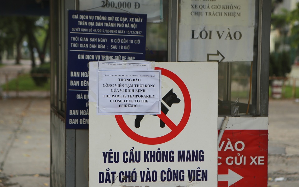 Hà Nội: Hàng loạt công viên đóng cửa, người dân vượt rào vào tập thể dục - 2 Hà Nội: Hàng loạt công viên đóng cửa, người dân vượt rào vào tập thể dục - 2