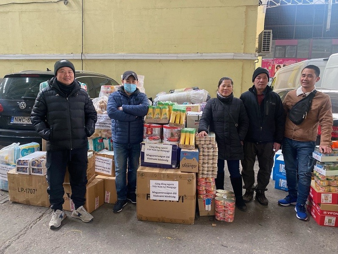 Hỗ trợ người Việt từ Ukraine sang Hungary: Tinh thần trực chiến 24/7, điện thoại cháy máy và những phút ấm lòng - 3