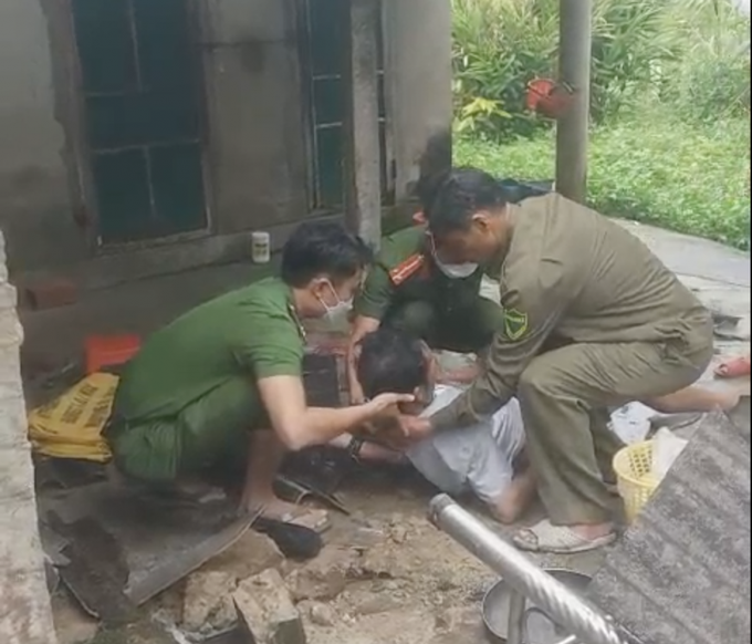 Công an xã Lộc Tiến, huyện Phú Lộc, Thừa Thiên Huế sơ cứu người dân gặp nạn trong lúc gia cố nhà cửa, phòng, chống bão số 4