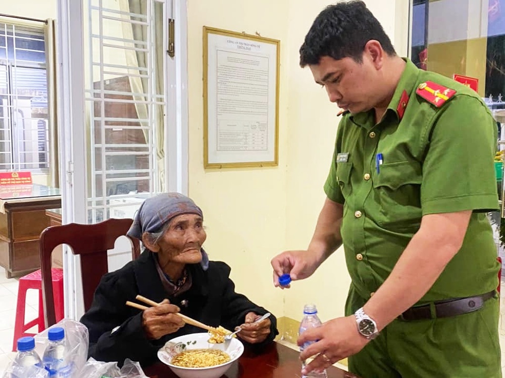 Cụ bà lưu lạc 15 năm tìm được gia đình nhờ nhớ từ Đại Lãnh - 1 Cụ bà lưu lạc 15 năm tìm được gia đình nhờ nhớ từ Đại Lãnh - 1