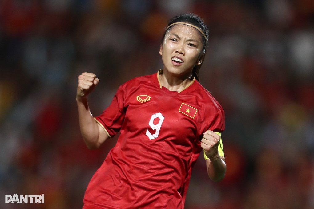 Huỳnh Như bắt chước động tác ăn mừng của Cristiano Ronaldo - 3 Huỳnh Như bắt chước động tác ăn mừng của Cristiano Ronaldo - 3
