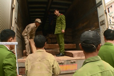 Lô gỗ đinh hương trị giá gần 4 tỷ đồng ngụy trang trong xe chở nông sản