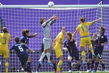 Brazil thắng may mắn, Nhật Bản bất phân thắng bại cùng Thụy Điển