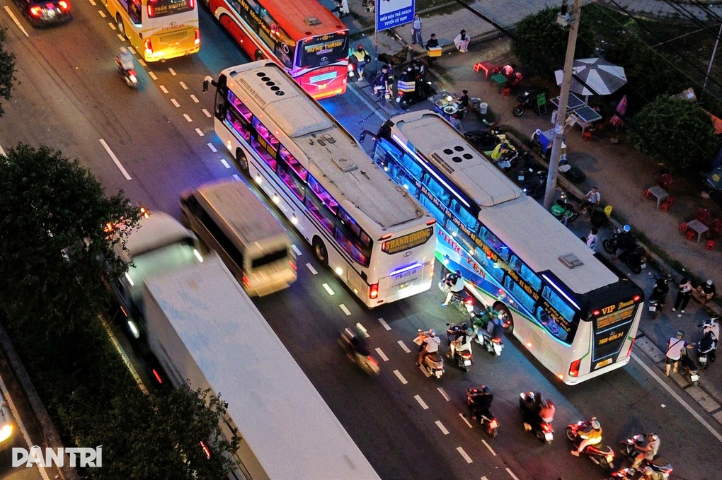 Xe dù dàn hàng đón khách, xe máy phải luồn lách vào làn ô tô ở TPHCM - 2