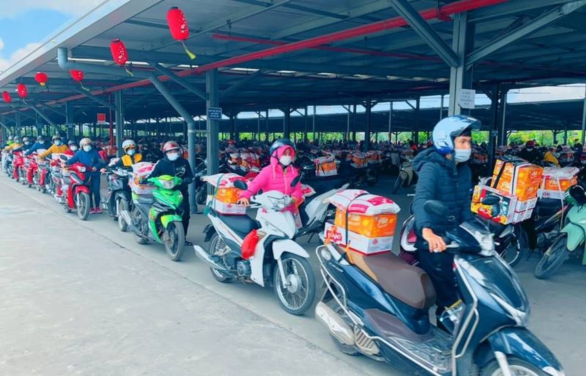 Thích thú với hình ảnh công ty buộc sẵn quà Tết vào xe công nhân - 3 Thích thú với hình ảnh công ty buộc sẵn quà Tết vào xe công nhân - 3