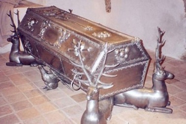 Đại gia lập dị: Chi tiền tỷ mua quan tài, xây lăng mộ chờ ướp xác mình