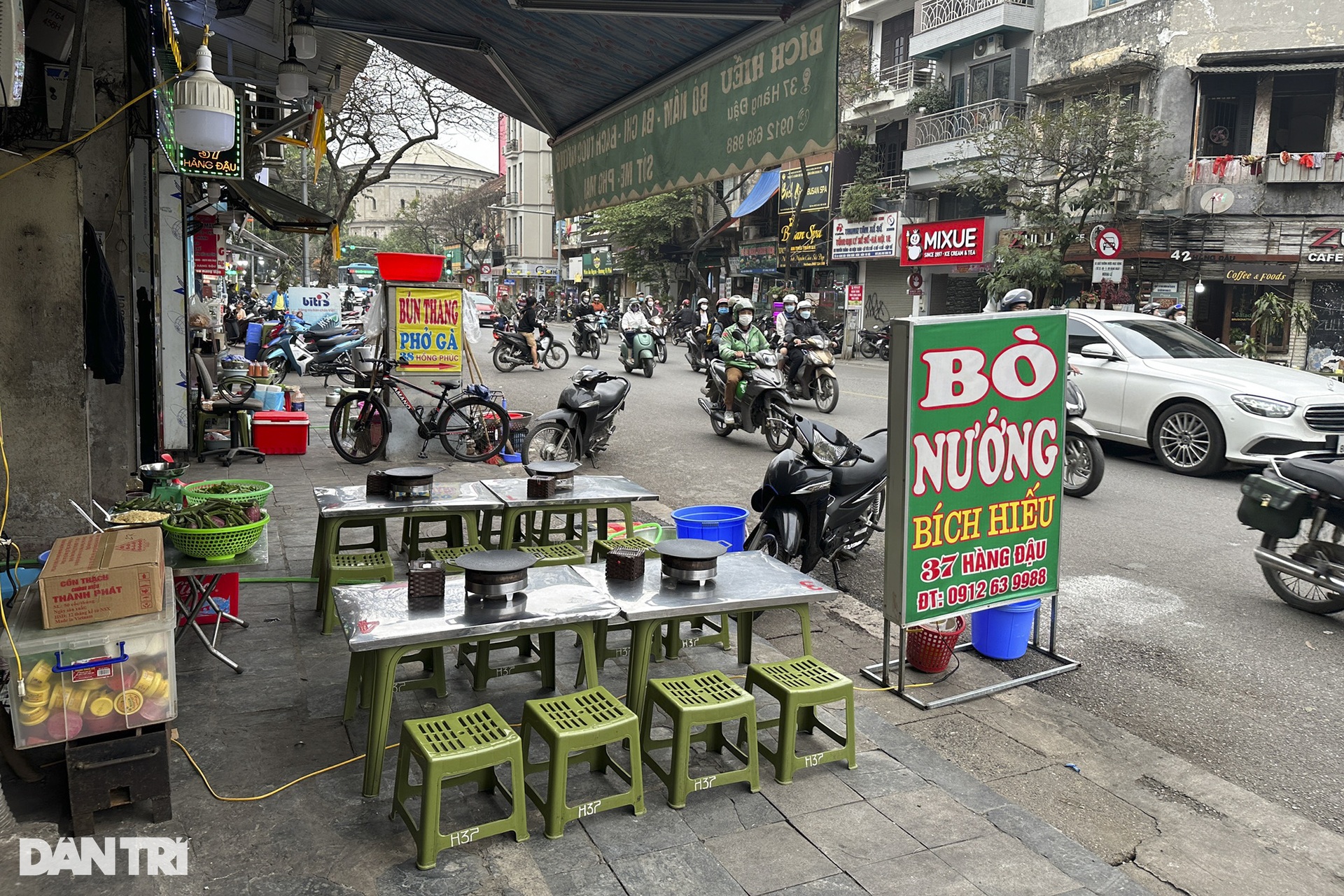 Vỉa hè ở Hà Nội không dành cho người đi bộ - 2 Vỉa hè ở Hà Nội không dành cho người đi bộ - 2