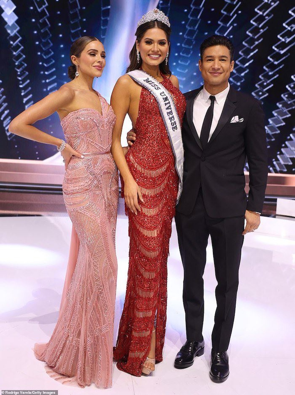 Hoa hậu Olivia Culpo xin lỗi vì biểu cảm cau mày gây tranh cãi tại HHHV - 4 Hoa hậu Olivia Culpo xin lỗi vì biểu cảm cau mày gây tranh cãi tại HHHV - 4