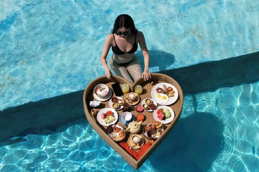 Trào lưu mới lạ: Ngủ ở khách sạn đắt đỏ gần nhà thay vì du lịch nước ngoài