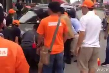 Người dân khiêng ô tô