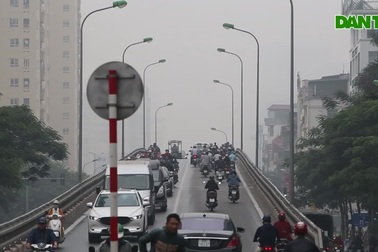Bầu không khí Hà Nội mờ đặc trong buổi sáng 13/11