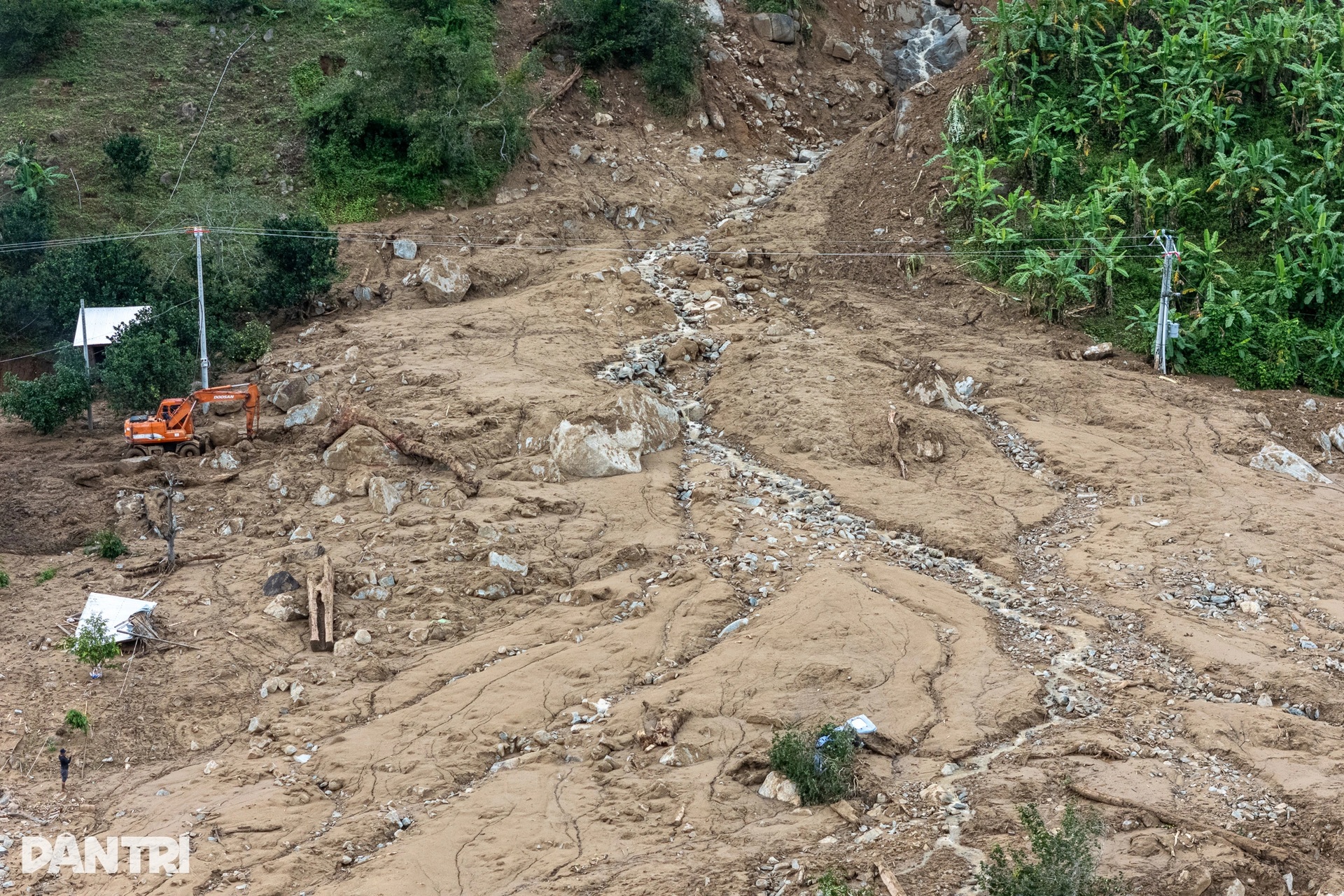 Nghĩa đồng bào sưởi ấm vùng lũ Khánh Hòa sau 5 ngày cô lập - 1