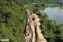 Hiện trường vụ tàu hỏa lật nghiêng sau cú tông ô tô tải