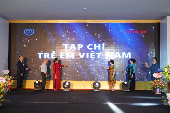 Các đại biểu nhấn nút ra mắt Tạp chí Trẻ em Việt Nam.