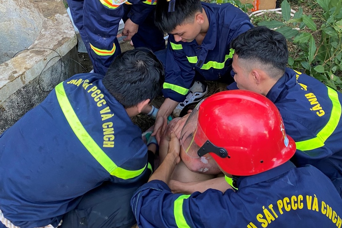 Giải cứu người đàn ông mắc kẹt dưới giếng - 5 Giải cứu người đàn ông mắc kẹt dưới giếng - 5
