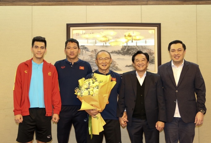 Trong buổi gặp gỡ, ông Nguyễn Hoàng Thao đã tặng bó hoa tươi thắm tới HLV Park Hang Seo, cũng như dành lời tri ân sâu sắc tới vị chiến lược gia Hàn Quốc, với những đóng góp to lớn cho bóng đá Việt Nam trong suốt 5 năm qua.