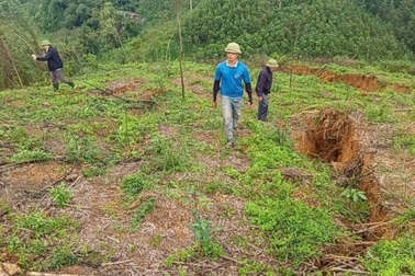 Chính quyền cấm đường, sơ tán dân khi xuất hiện vết nứt dài 150m trên đồi