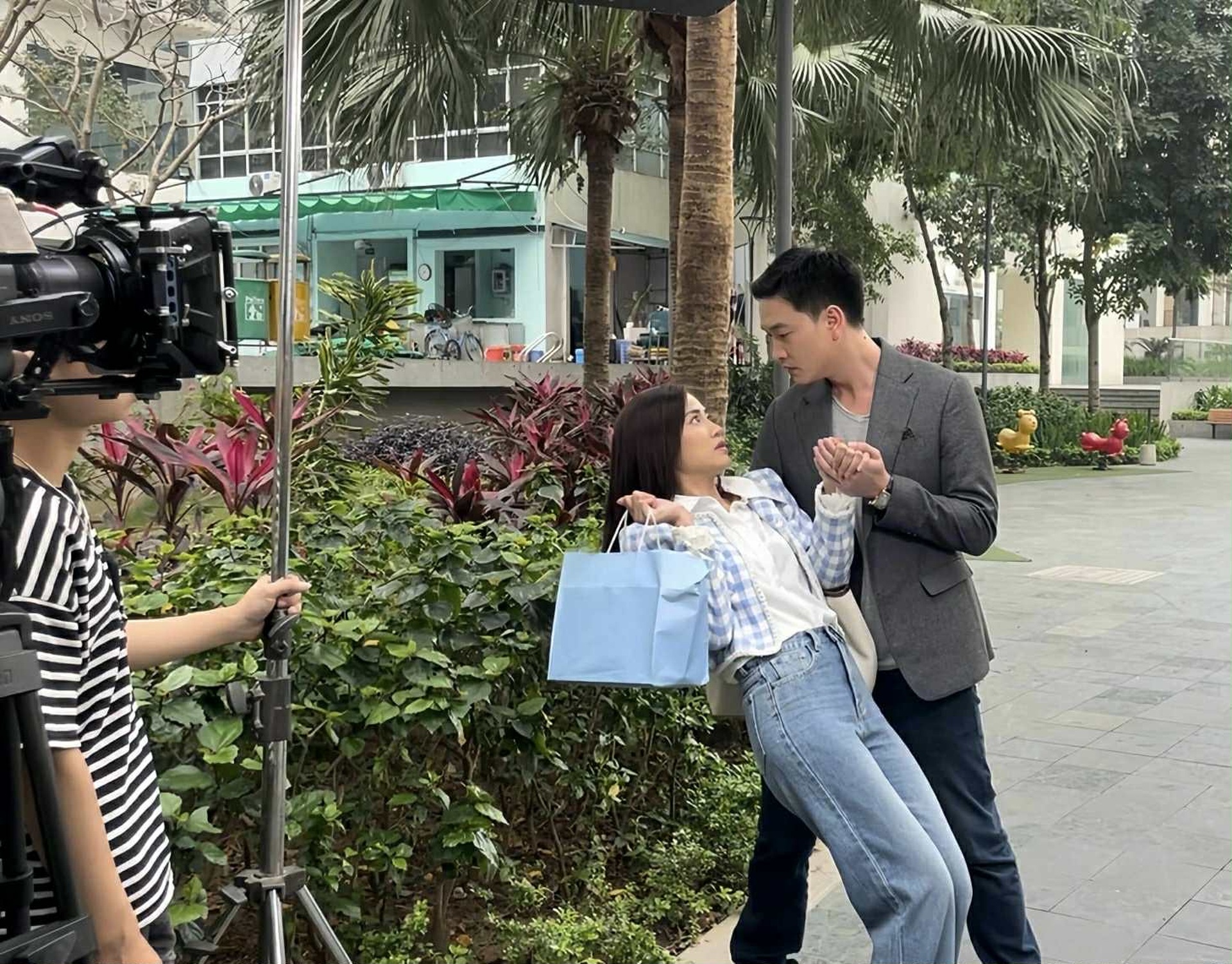 Trọng Lân tuổi 32: Không sợ vợ ghen “cảnh nóng”, hạnh phúc khi sắp làm cha - 3 Trọng Lân tuổi 32: Không sợ vợ ghen “cảnh nóng”, hạnh phúc khi sắp làm cha - 3