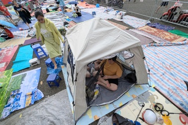 40 giờ mới tới lễ diễu binh: Cả nghìn người dựng lều, trải chiếu nhận chỗ