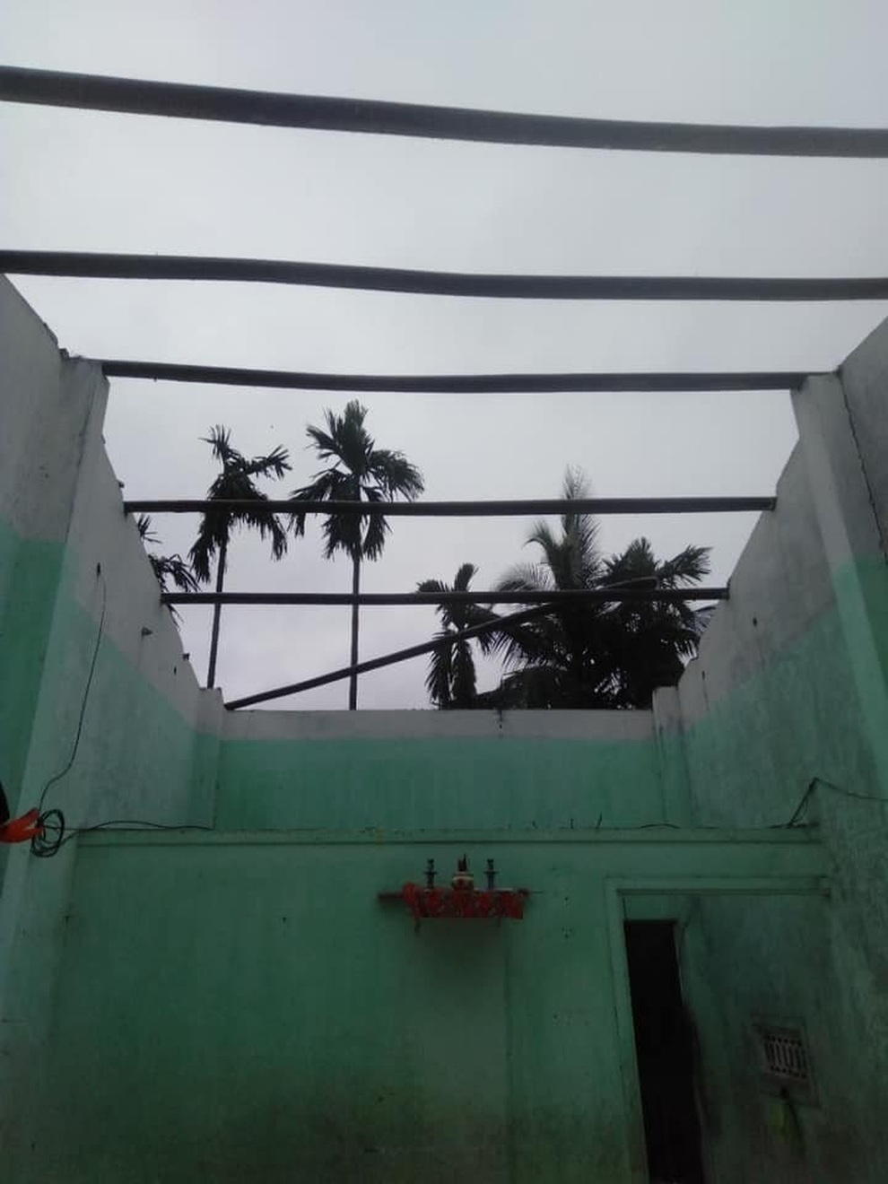 Lốc xoáy khiến hàng chục ngôi nhà ở Đà Nẵng bị hư hỏng - 3 Lốc xoáy khiến hàng chục ngôi nhà ở Đà Nẵng bị hư hỏng - 3