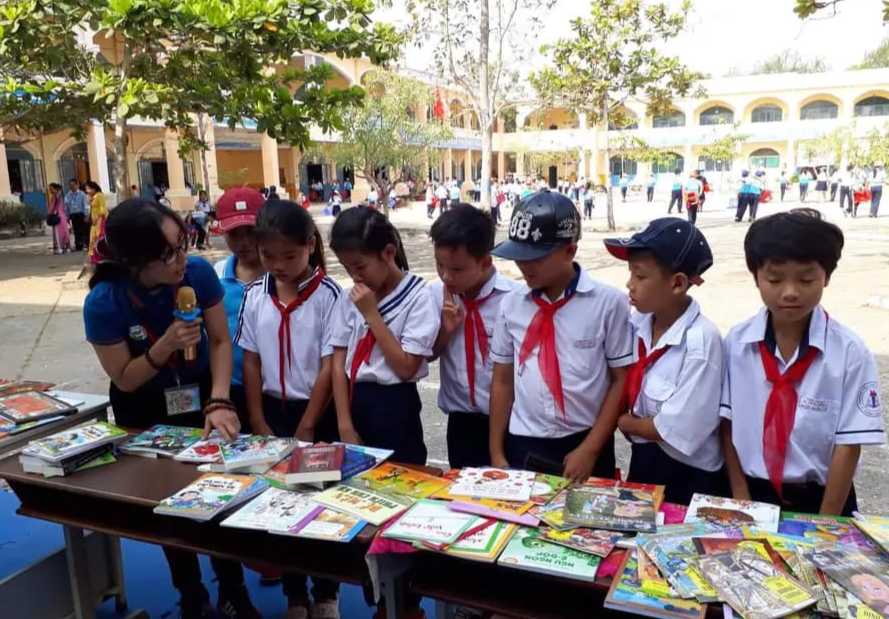 Cô giáo dạy Văn làm thiện nguyện sách từ lời “thách đố” của Bộ trưởng - 10 Cô giáo dạy Văn làm thiện nguyện sách từ lời “thách đố” của Bộ trưởng - 10