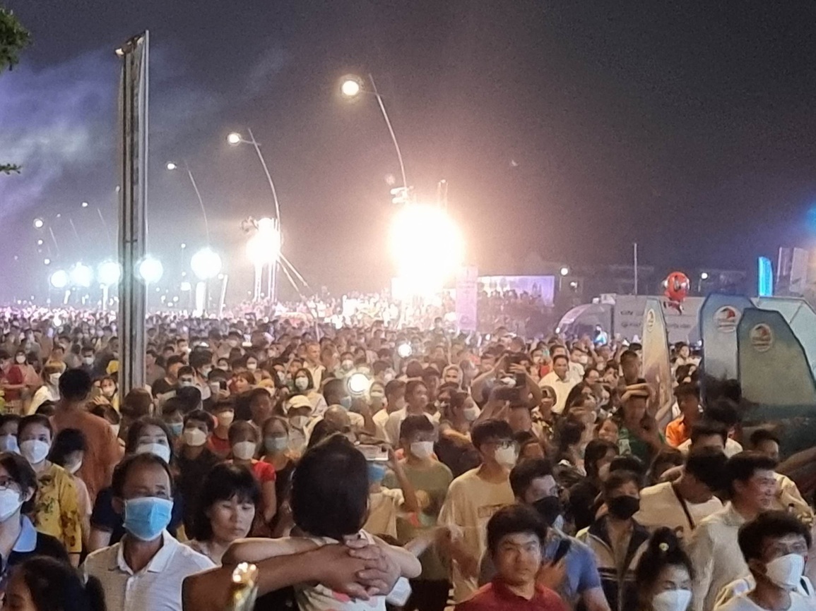 Biển người đổ về Lễ hội Carnaval Hạ Long 2022 - 7 Biển người đổ về Lễ hội Carnaval Hạ Long 2022 - 7