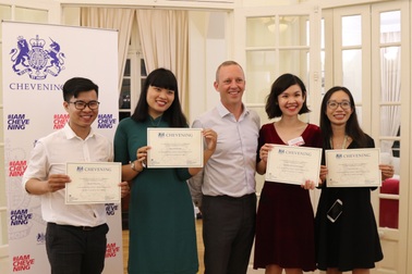 Đại sứ Anh Gareth Ward gặp gỡ 20 học giả Việt giành học bổng Chevening